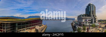 Vancouver, Canada - Luglio 07, 2019: panoramica vista aerea dell'architettura moderna a Burrard atterraggio, Convention Center e il porto di Vancouver Foto Stock