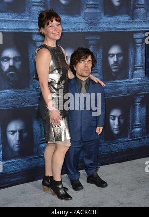 LOS ANGELES, CA. Aprile 10, 2016: Attore Peter Dinklage & moglie attrice Erica Schmidt a stagione 6 premiere del gioco di troni a TCL Chinese Theatre, Hollywood. © 2016 Paul Smith / Featureflash Foto Stock