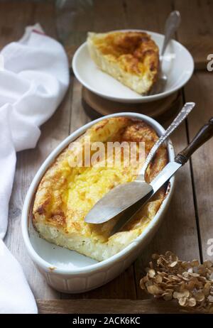 Banitsa, un tradizionale bulgaro o Balkan filo torta di pasta ripiene di formaggio feta, sour latte e uova. Stile rustico. Foto Stock