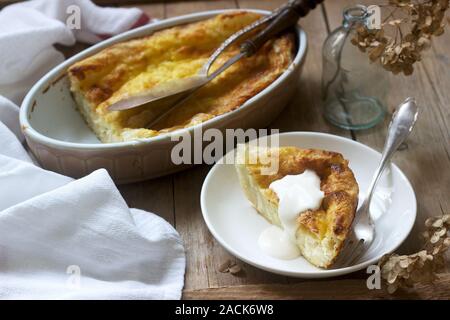 Banitsa, un tradizionale bulgaro o Balkan filo torta di pasta ripiene di formaggio feta, sour latte e uova. Stile rustico. Foto Stock