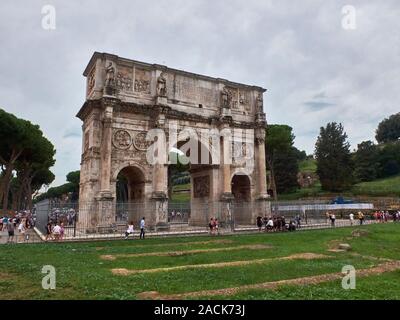 Roma, Italia - Settembre 2018. I turisti intorno a Arco di Trionfo Foto Stock
