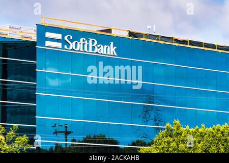 Agosto 10, 2019 San Carlos / CA / STATI UNITI D'AMERICA - SoftBank sede nella Silicon Valley; Gruppo di SoftBank Corporation è una multinazionale giapponese conglomerato tenere premuto Foto Stock