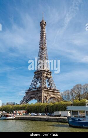 Parigi, Francia, 30 marzo 2017: Tour Eiffel (Torre Eiffel), Senna al tramonto. Torre Eiffel, chiamato dopo l'ingegnere Gustave Eiffel, è più alto della struct Foto Stock