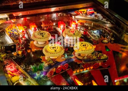 Budapest, Ungheria - 25 Marzo 2018: gioco di flipper museo. Pinball tavolo macchina vicino la vista del retro vintage ball arcade. Gioco Pinball hall. Foto Stock