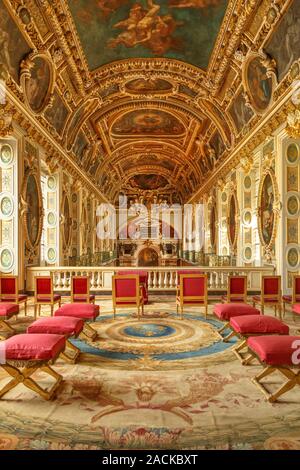 Parigi, Francia, 31 marzo 2017: Cappella della Trinità in Chateau Fontainebleau che ha usato per essere un castello reale in Francia. La camera sopra la cappella. N Foto Stock