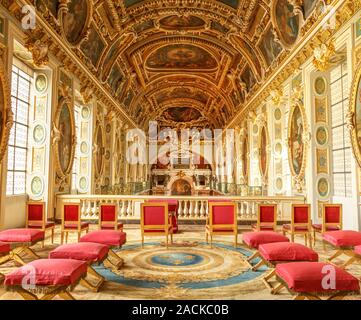 Parigi, Francia, 31 marzo 2017: Cappella della Trinità in Chateau Fontainebleau che ha usato per essere un castello reale in Francia. La camera sopra la cappella. N Foto Stock