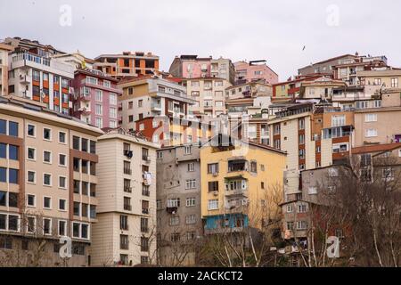 Istanbul, Turchia - 23 Marzo 2019: terrazze sul tetto nel quartiere di Sultanahmet di Istanbul, Istanbul street. Foto Stock