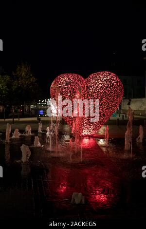 Troyes, Francia - 31 agosto 2018: il cuore di Troyes ha preso l'orgoglio del luogo sulle rive del vecchio canale, di fronte al Théâtre de Champagne. Tr Foto Stock