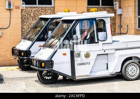 Agosto 10, 2019 San Francisco / CA / STATI UNITI D'AMERICA - SFMTA Interceptor veicoli parcheggiati davanti a un edificio Foto Stock