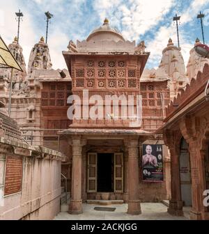 03 nov 2019 Sand stone carving sull'ingresso principale di Chandraprabhu Digambar Jain Jinalay Bavan del XII secolo Chandraprabhu a Bhiloda Gujarat India Foto Stock