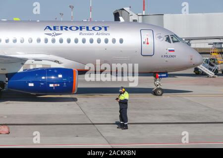 Chiudere fino a terra operaio di manutenzione sullo sfondo degli aeromobili parcheggiati da Aeroflot compagnie aeree. Russia, Rostov-on-Don, Platov aeroporto, 2019-04-10 Foto Stock