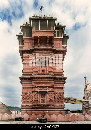 03 nov 2019 Sand stone carving fuori di kirti stambh a Chandaprabhu Digambar Jain Jinalya Bavan del XII secolo Chandraprabhu(ottavo Tirthankara) a Foto Stock