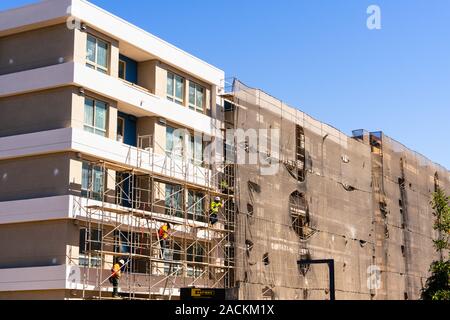 Aug 15, 2019 San Mateo / CA / STATI UNITI D'AMERICA - Multifamily edificio residenziale in costruzione; Silicon Valley e l'Area della Baia di San Francisco è attualmente fa Foto Stock