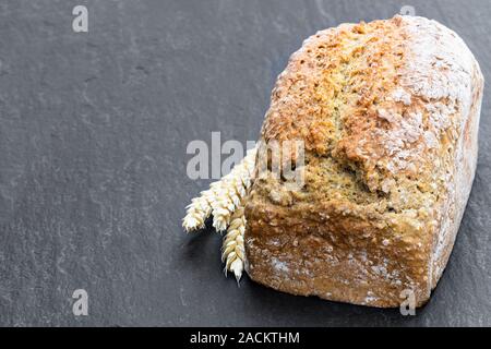 In casa di soda irlandese pane nero sul tavolo di pietra Foto Stock