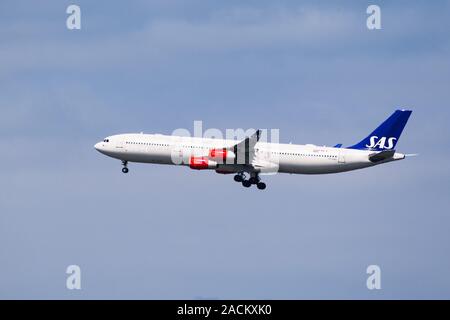 Aug 19, 2019 San Francisco / CA / STATI UNITI D'AMERICA - SAS aerei di atterraggio all'Aeroporto Internazionale di San Francisco (SFO) Foto Stock
