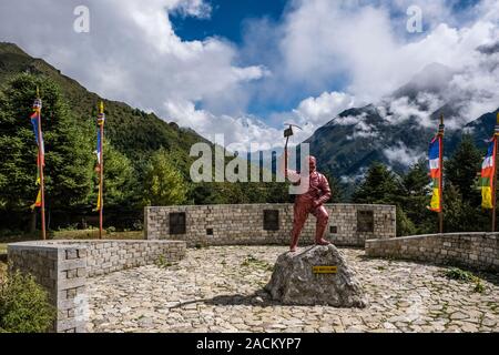 La statua di Tenzing Norgay è una delle molte attrazioni del Parco Nazionale di Sagarmatha Museum Foto Stock