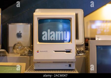 Il vecchio Macintosh ed il personal computer da Apple insieme con altri modelli a Rahmi M. Koc Museo Industriale di Istanbul. Foto Stock