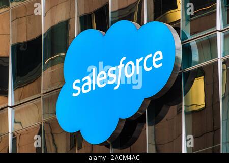 Oct 26, 2019 San Francisco / CA / STATI UNITI D'AMERICA - Close up di Salesforce logo visualizzato su uno dei loro torri nel quartiere SoMa, il centro cittadino di San Francisco Foto Stock