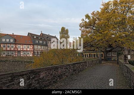 Storica schlossplatz a Francoforte hoechst in autunno in Germania4 Foto Stock