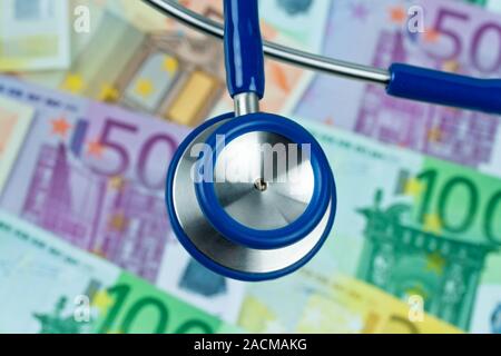 Molte le banconote in euro con stetoscopio. I costi della salute. Foto Stock