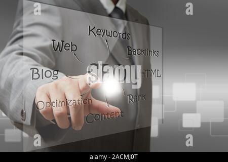 Business man mano il punto sul diagramma di SEO schermo Foto Stock