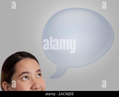 Il pensiero della donna in blu vuoto discorso bolla su sfondo grigio. Foto Stock