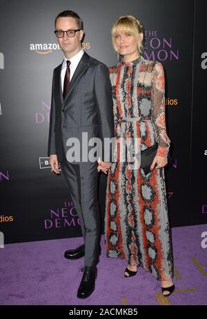 LOS ANGELES, CA. Giugno 14, 2016: Direttore Nicolas Winding Refn & moglie Liv Corfixen presso il Los Angeles premiere di 'Il Neon di Demon' alla Cupola di Glossari Affini, Hollywood. © 2016 Paul Smith / Featureflash Foto Stock