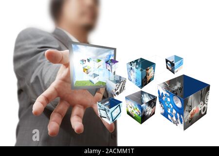 Imprenditore visualizza una casella di creative con 3 d lo streaming di immagini Foto Stock