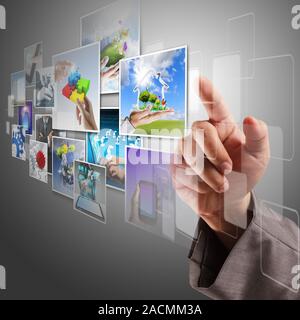 La mano di raggiungere le immagini virtuali streaming Foto Stock