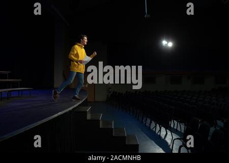 Gli adolescenti ripassando in un teatro Foto Stock