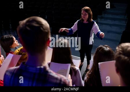 Gli adolescenti ripassando in un teatro Foto Stock