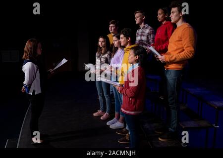 Gli adolescenti ripassando in un teatro Foto Stock