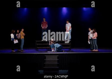 Gli adolescenti ripassando in un teatro Foto Stock
