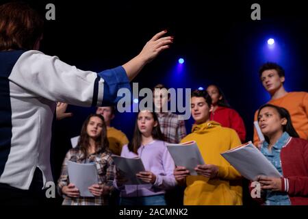 Gli adolescenti ripassando in un teatro Foto Stock
