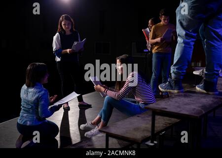 Gli adolescenti ripassando in un teatro Foto Stock