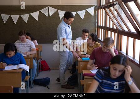 Gli adolescenti in aula scolastica Foto Stock