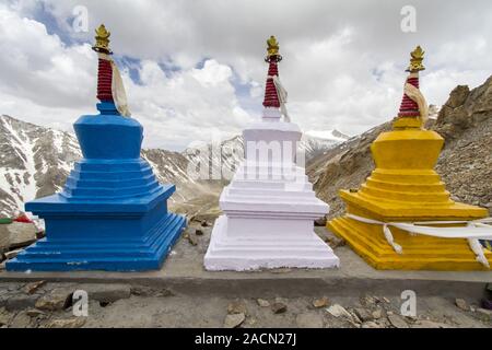 Tre gli stupa in alta montagna del Ladakh, India Foto Stock