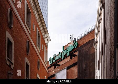 Madrid, Spagna - 1 Novembre 2019: grandi magazzini El Corte Ingles in Gran Via. El Corte Ingles è uno dei più grandi department store del gruppo in wo Foto Stock