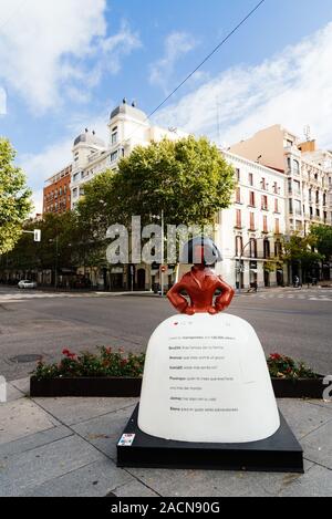 Madrid, Spagna - 2 Novembre 2019: Menina di Velazquez scultura nell'angolo in Serrano Street nel quartiere di Salamanca Foto Stock