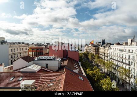 Madrid, Spagna - 2 Novembre 2019: angolo alto vista di Serrano Street nel quartiere di Salamanca. Salamanca è ben noto per essere uno dei più ricchi sono Foto Stock