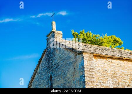 Dettaglio della piccola pietra chiesa di Sant'Agata nel villaggio di Vidulini, Istria centrale, Croazia Foto Stock