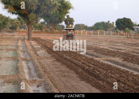 Agricoltore la semina la semina delle colture in campo. La semina è il processo di piantare semi nel terreno come parte dell'inizio primavera tempo di attività agricola Foto Stock