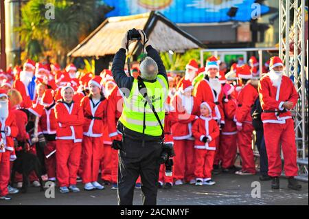 Fotografo ufficiale prende foto prima di iniziare la decima edizione della Santa Dash in aiuto di Brian House ospizio del Fylde Foto Stock