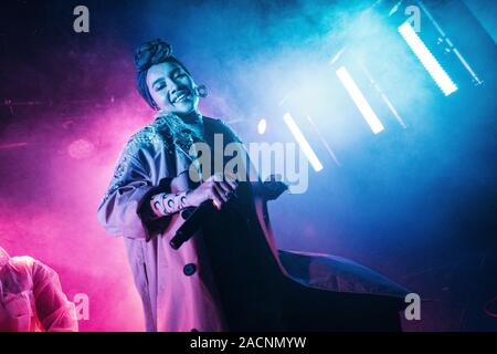 Copenhagen, Danimarca. 02Dec, 2019. Il malese cantante e cantautore Yuna esegue un concerto dal vivo a BETA in Copenhagen. (Photo credit: Gonzales foto/Mathias Kristensen/Alamy Live News). Foto Stock