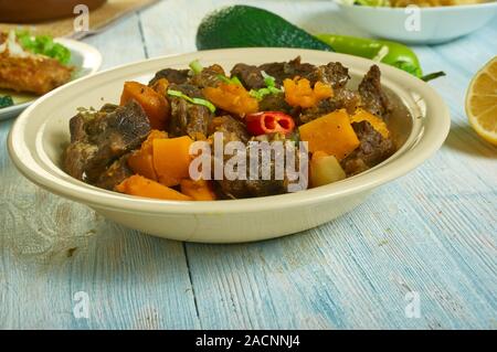 Guyanese, Pepperpot, spezzatino di carne, cucina Caraibica, tradizionali piatti assortiti, vista dall'alto. Foto Stock