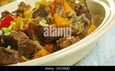 Guyanese, Pepperpot, spezzatino di carne, cucina Caraibica, tradizionali piatti assortiti, vista dall'alto. Foto Stock