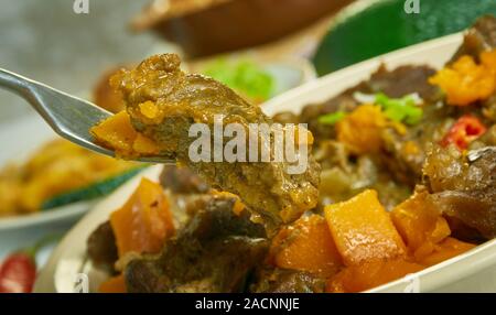 Guyanese, Pepperpot, spezzatino di carne, cucina Caraibica, tradizionali piatti assortiti, vista dall'alto. Foto Stock