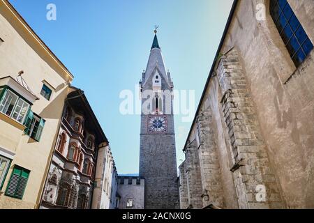 Immagine della famosa torre bianca a Bressanone, Italia Foto Stock