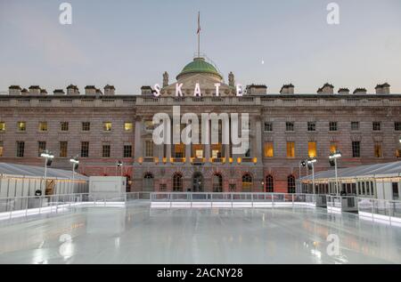 La Somerset House, London, Regno Unito. 2° dicembre 2019. La luce proiettata rink si prepara ad aprire a skaters al crepuscolo come Somerset House annunciano il primo del Regno Unito, il sempre 24 ore di pattinaggio sabato 7 dicembre sul pattino a Somerset House con Fortnum & Mason. Credito: Malcolm Park/Alamy. Foto Stock