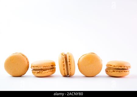 Amaretti su sfondo bianco top, colorato in giallo amaretti, il fuoco selettivo. Foto Stock